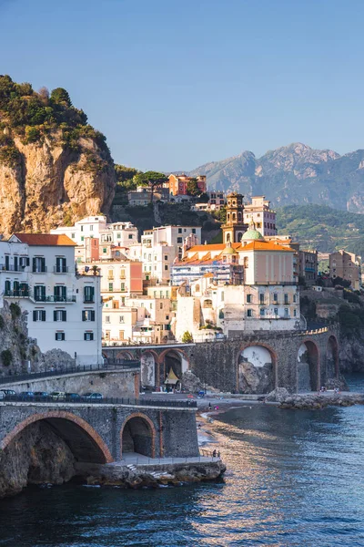 Západ slunce na pobřeží Amalfi. Atrani, Salerno, Itálie — Stock fotografie