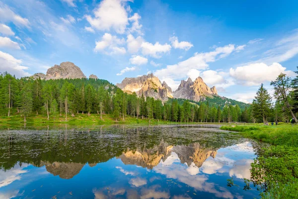 Dolomieten Alpen, meer en reflectie, Zomer in Italië. — Stockfoto