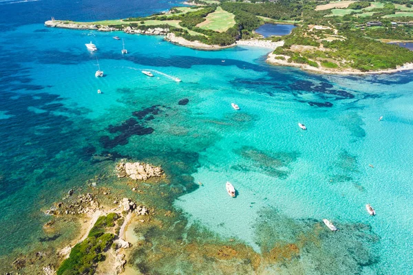 Córsega do Sul, mar azul-turquesa e paisagem verde de cima. França — Fotografia de Stock