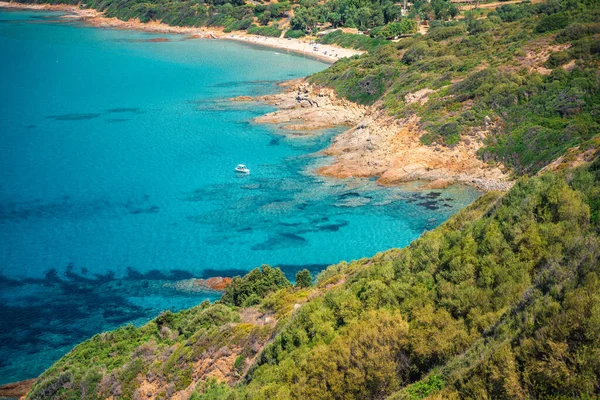 Zuid Corsica, turquoise zee en groen landschap van bovenaf. Frankrijk — Stockfoto