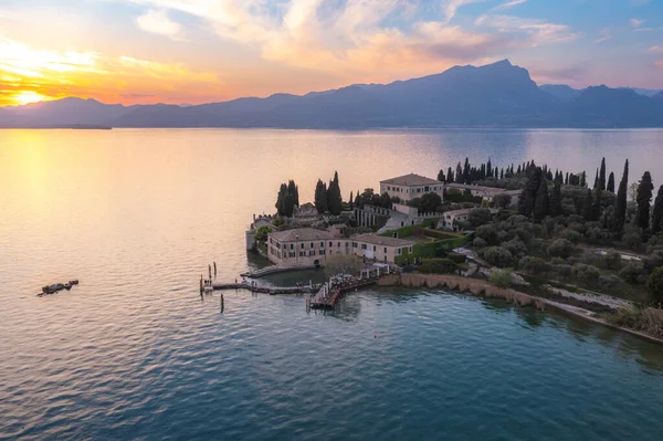 Punta San Vigilio, Garda Lake at sunset, aerial view. Italy — Fotografia de Stock