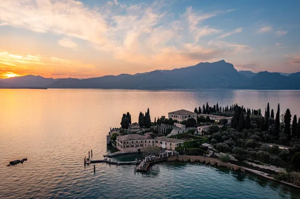ปาตาน ซาน วิคิลิโอ ทะเลสาบการ์ดาตอนพระอาทิตย์ตก วิวทางอากาศ อิตาลี — ภาพถ่ายสต็อก