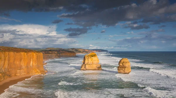 Auringonlasku 12 apostolilla, Great Ocean Road, Victoria, Australia — kuvapankkivalokuva