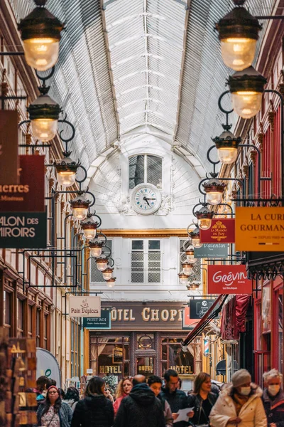 PARIGI, FRANCIA - Aprile 2022: Passage de Jouffroy è uno dei più antichi passaggi coperti di Parigi. — Foto Stock