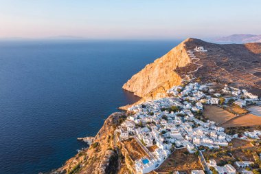 Günbatımında Panagia Kilisesi ve Hora Köyü, Folegandros Adası, Cyclades Yunan Adaları, Yunanistan. Yüksek kalite 4k görüntü