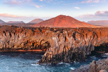 Los Hervideros lav mağaraları, Kanarya Adaları 'ndaki Lanzarote Adası' nda popüler bir turistik merkezdir. Yüksek kalite fotoğraf