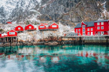 Norveç 'in Lofoten Adaları' ndaki A köyü. kar ve kıyı şeridi. 