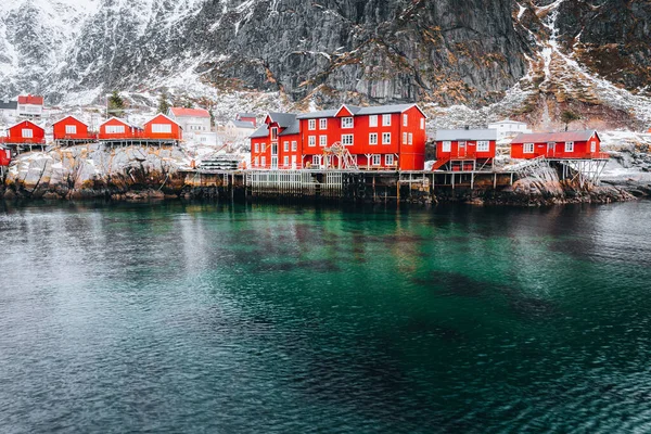 Norveç 'in Lofoten Adaları' ndaki A köyü. kar ve kıyı şeridi. 