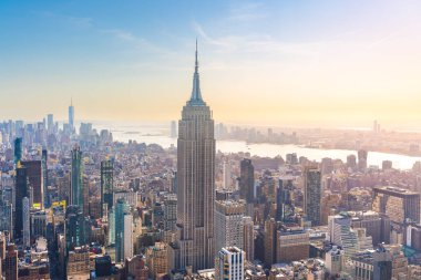 New York City yukarıdan, ABD 'den. Manhattan silüeti, renkli günbatımı