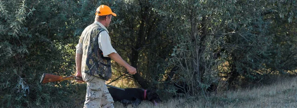 Hombre Cazador Camuflaje Con Arma Durante Caza Busca Aves Silvestres — Foto de Stock