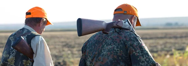 Silhouette Eines Jägers Mit Gewehr Schilf Gegen Die Sonne Ein — Stockfoto