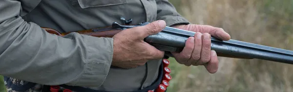 野生の鳥やゲームを求めて狩りの間に銃でカモフラージュでハンターの男 秋の狩猟シーズン — ストック写真