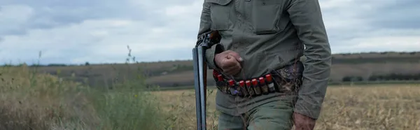 Κυνηγός Άνθρωπος Καμουφλάζ Ένα Όπλο Κατά Διάρκεια Του Κυνηγιού Αναζήτηση — Φωτογραφία Αρχείου
