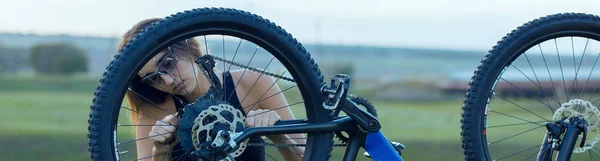 Riparazione Bici Giovane Ragazza Che Ripara Mountain Bike Sulle Verdi — Foto Stock