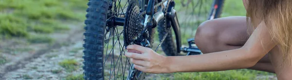 Reparación Niña Reparando Bicicleta Montaña Las Verdes Colinas —  Fotos de Stock