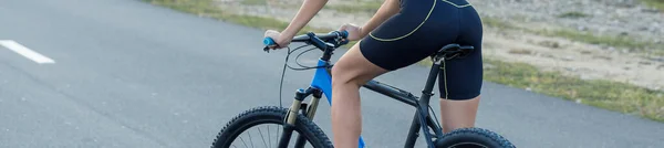 Gadis Sepeda Gunung Jalan Raya Potret Indah Seorang Pengendara Sepeda — Stok Foto