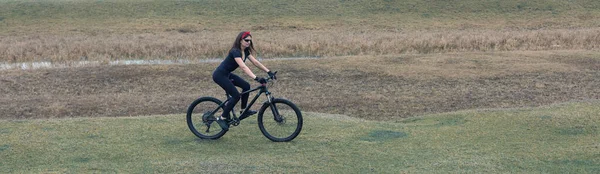 Menina Uma Bicicleta Montanha Offroad Belo Retrato Ciclista Tempo Chuvoso — Fotografia de Stock