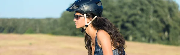 Mädchen Auf Einem Mountainbike Gelände Schönes Porträt Eines Radfahrers Bei — Stockfoto