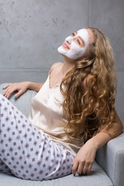 Het Meisje Zit Bank Met Een Cosmetisch Masker — Stockfoto