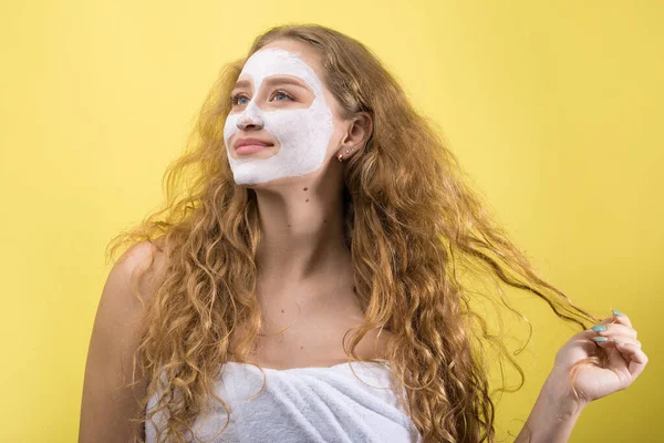 Chica Con Una Máscara Cosmética Cara Una Toalla Blanca —  Fotos de Stock