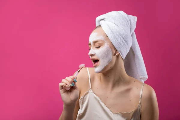 Meisje Met Een Cosmetisch Masker Haar Gezicht Een Witte Handdoek — Stockfoto