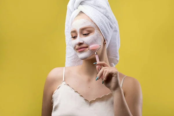 Menina Com Uma Máscara Cosmética Seu Rosto Uma Toalha Branca — Fotografia de Stock