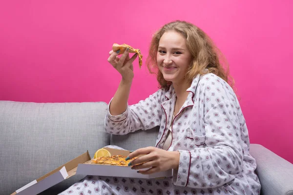 Дівчина Сидить Дивані Їсть Піцу — стокове фото
