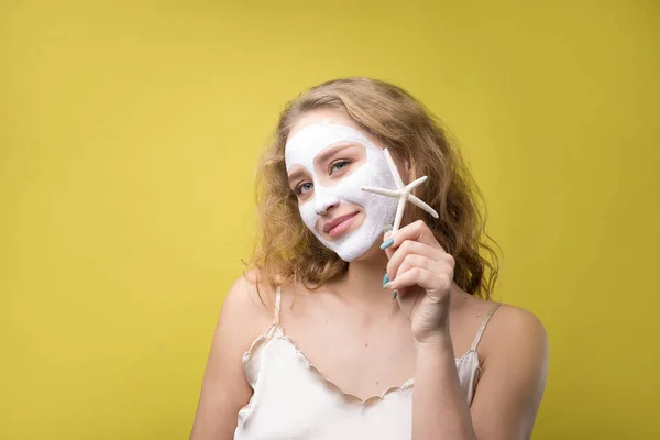 Chica Hace Procedimientos Con Una Máscara Cosmética Cara —  Fotos de Stock