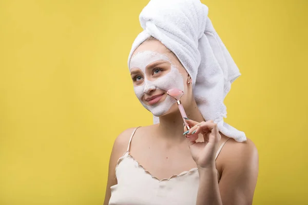 Menina Com Uma Máscara Cosmética Seu Rosto Uma Toalha Branca — Fotografia de Stock