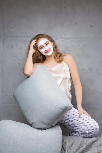 Dívka Sedí Gauči Kosmetické Masce — Stock fotografie