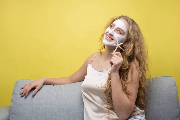 Het Meisje Maakt Procedures Met Een Cosmetisch Masker Haar Gezicht — Stockfoto