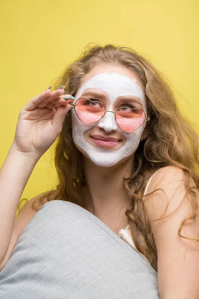 Ragazza Procedure Con Una Maschera Cosmetica Sul Viso — Foto Stock