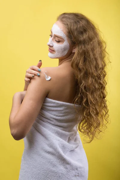 Dívka Kosmetickou Maskou Tváři Bílém Ručníku — Stock fotografie