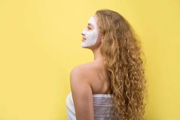 Dívka Kosmetickou Maskou Tváři Bílém Ručníku — Stock fotografie