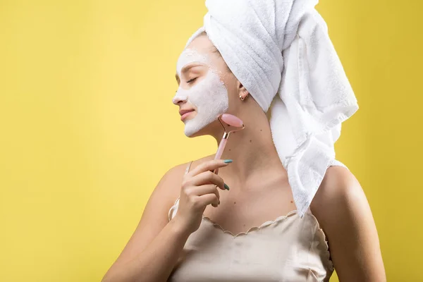 Menina Com Uma Máscara Cosmética Seu Rosto Uma Toalha Branca — Fotografia de Stock