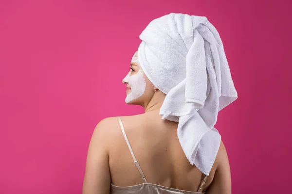 Gadis Dengan Topeng Kosmetik Wajahnya Dalam Handuk Putih — Stok Foto