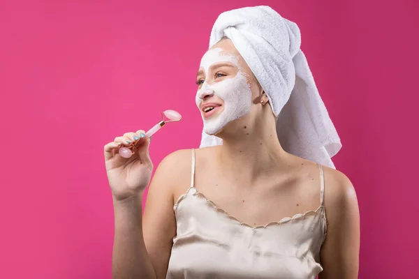 Ragazza Con Una Maschera Cosmetica Sul Viso Asciugamano Bianco — Foto Stock