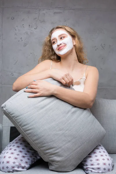 Gadis Itu Duduk Sofa Mengenakan Topeng Kosmetik — Stok Foto