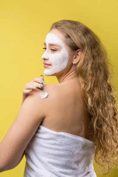 Κορίτσι Μια Καλλυντική Μάσκα Στο Πρόσωπό Της Μια Λευκή Πετσέτα — Φωτογραφία Αρχείου