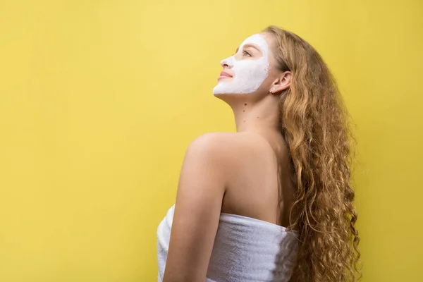 Chica Con Una Máscara Cosmética Cara Una Toalla Blanca —  Fotos de Stock