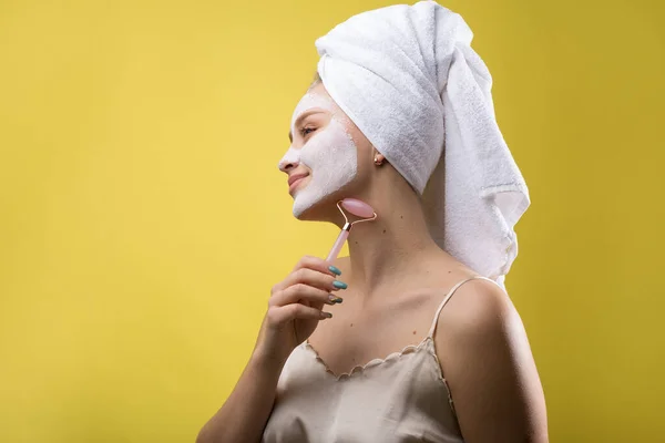 Gadis Dengan Topeng Kosmetik Wajahnya Dalam Handuk Putih — Stok Foto