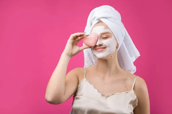 Menina Com Uma Máscara Cosmética Seu Rosto Uma Toalha Branca — Fotografia de Stock