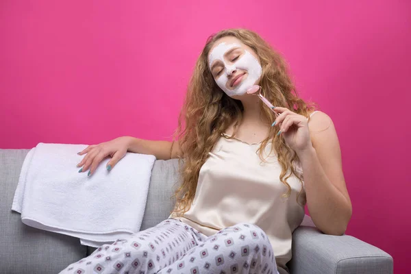 Seorang Gadis Dengan Topeng Kosmetik Wajahnya Duduk Sofa — Stok Foto