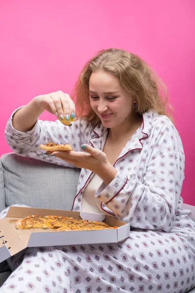 Chica Sienta Sofá Come Pizza — Foto de Stock