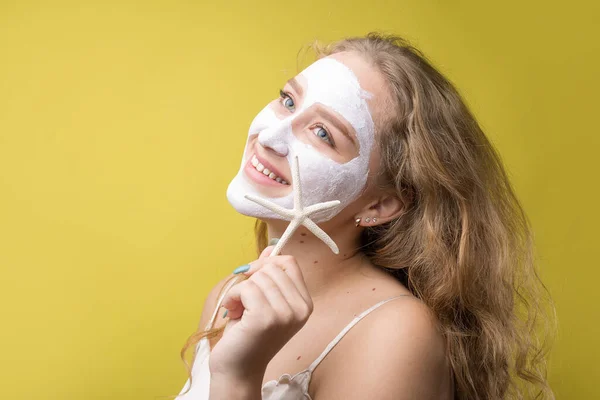 Lány Műtéteket Végez Kozmetikai Maszkkal Arcán — Stock Fotó