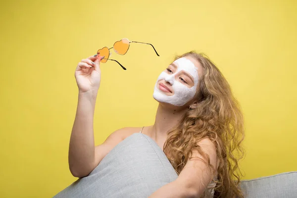 Dívka Dělá Procedury Kosmetickou Maskou Tváři — Stock fotografie