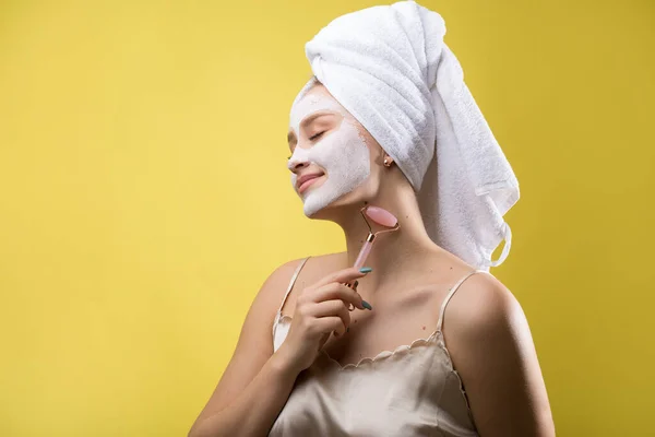 Menina Com Uma Máscara Cosmética Seu Rosto Uma Toalha Branca — Fotografia de Stock