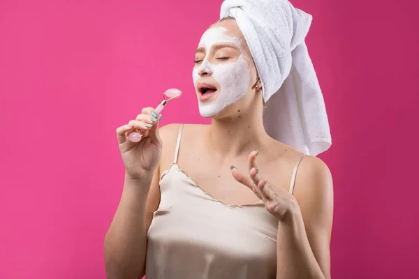 Gadis Dengan Topeng Kosmetik Wajahnya Dalam Handuk Putih — Stok Foto