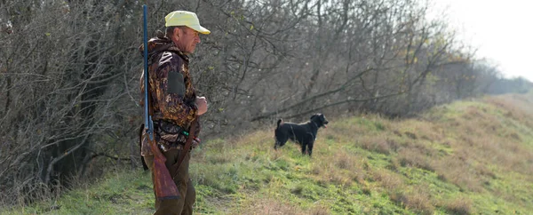 猎手在猎杀野生鸟类或猎杀猎物时带着枪进行伪装 秋季狩猎季节 — 图库照片