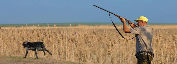 Łowca Kamuflażu Bronią Podczas Polowania Poszukiwaniu Dzikiego Ptactwa Lub Dziczyzny — Zdjęcie stockowe